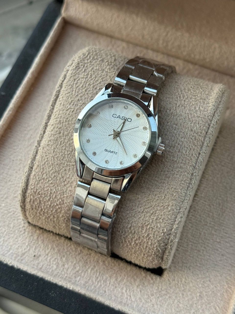 ساعت مچی زنانه کاسیو (Casio) مدل LTP-1183 - نقره‌ای با صفحه گیلوش (Guilloche) نگین‌دار